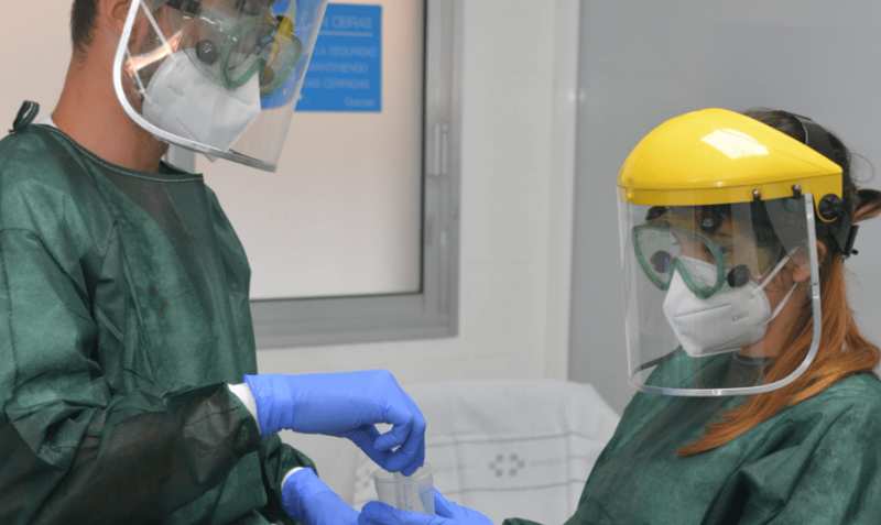 Imagen de archivo de una recogida de muestras / TA